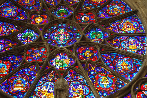 Detalle de una de las fabulosas vidrieras de la Catedral de Reims (Francia) CRUCEROS CHAMPAGNE CRUCEROS RIO MARNE CRUCEROS FLUVIALES DE LUJO CRUCEROS LA NOUVELLE ETOILE CRUCEROS DE LUJO POR CANALES REIMS CATEDRAL MONUMENTOS FRANCIA